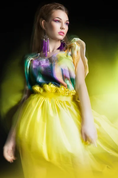 Vacker kvinna i lång gul klänning — Stockfoto