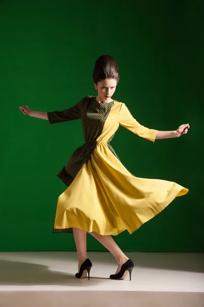Szép barna gyönyörű ruha, mozgás, lövés — Stock Fotó