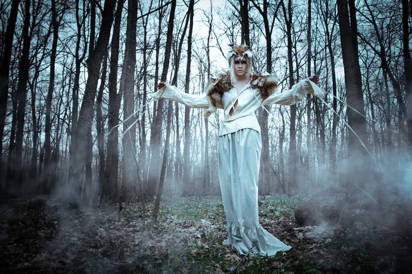 Wild beauty tribal woman in forest — Stock Photo, Image