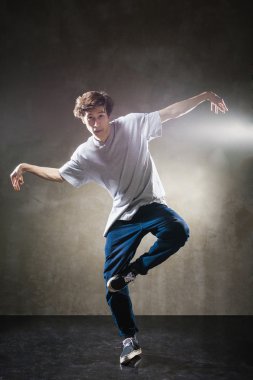 Urban hip hop dans grunge beton duvar üzerinde