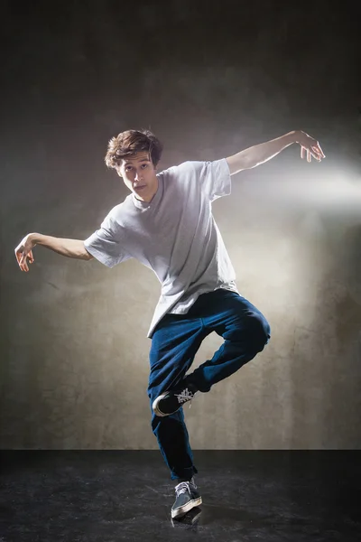 Stedelijke hip hop danser over grunge betonnen wand — Stockfoto