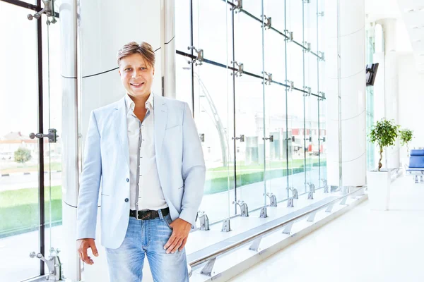 Retrato del hombre de negocios guapo en el entorno urbano — Foto de Stock