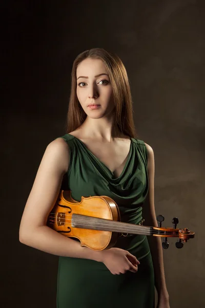 Jovem bonita tocando violino sobre preto — Fotografia de Stock