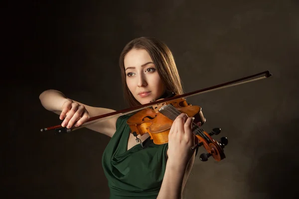 Jovem bonita tocando violino sobre preto — Fotografia de Stock