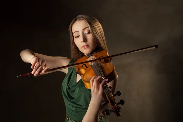 Jovem bonita tocando violino sobre preto — Fotografia de Stock