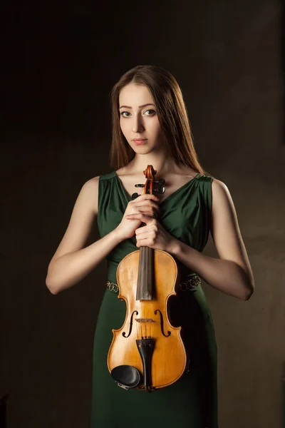 Bella giovane donna che suona il violino su nero — Foto Stock