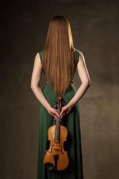 Jovem bonita tocando violino sobre preto — Fotografia de Stock