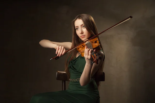 Jovem bonita tocando violino sobre preto — Fotografia de Stock