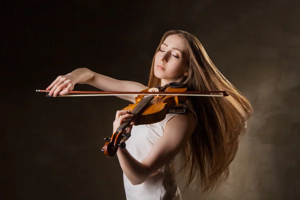 Hermosa joven tocando violín sobre negro — Foto de Stock