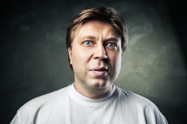 гарний юнак здивувало вираз обличчя