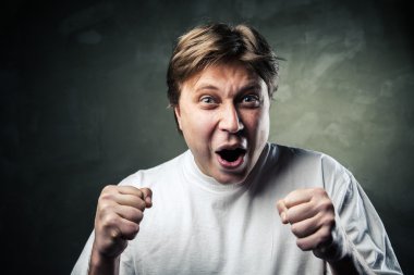 üzerinde gri genç adam gülüyor