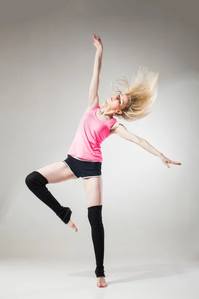 Joven hermosa bailarina posando sobre fondo blanco —  Fotos de Stock