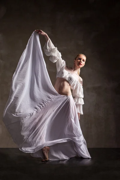 Young beautiful dancer posing on gray background — Stock Photo, Image