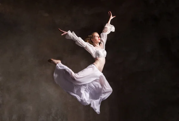 Jovem bela dançarina posando no fundo cinza — Fotografia de Stock