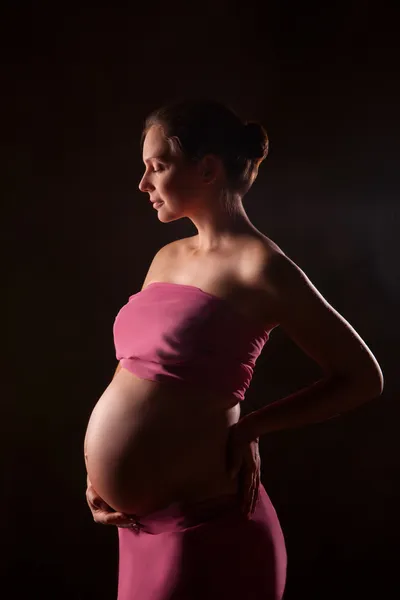 Belle femme enceinte en mousseline de soie rose châle — Photo