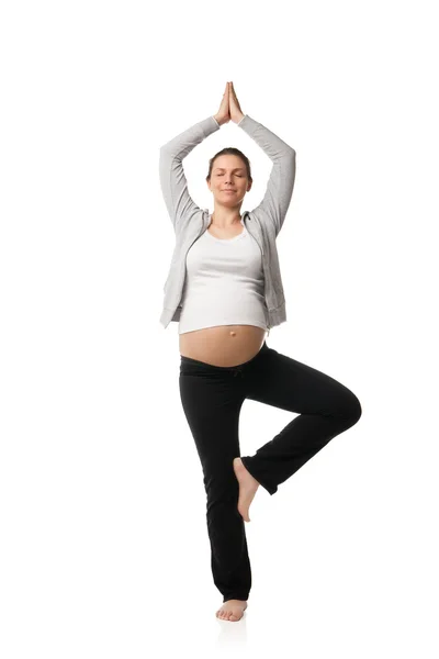 Belle femme enceinte faisant des exercices — Photo