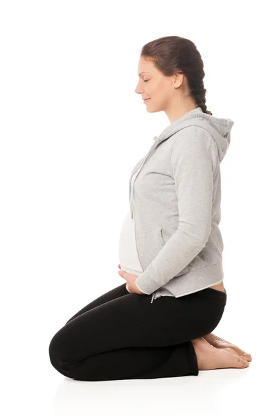 Красива вагітна жінка робить вправи — стокове фото