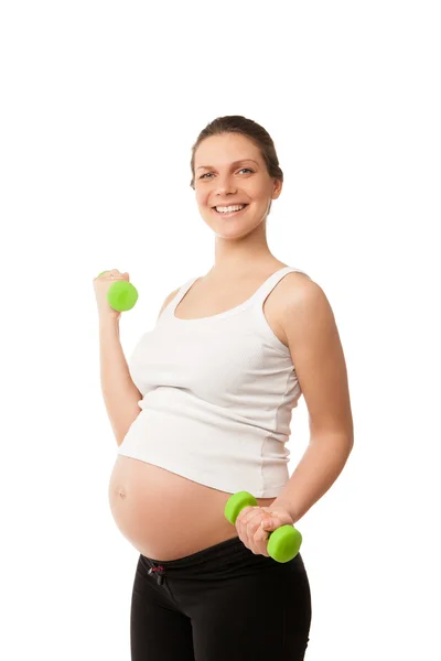 Schwangere hebt Hanteln isoliert auf weiß — Stockfoto
