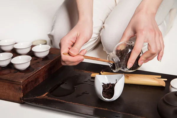 Ceremonia de té chino es perfomed por maestro —  Fotos de Stock