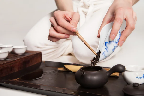 中国の茶式はマスターによって施行 — ストック写真