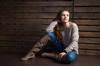 genç kadın kovboy tarzı kıyafetler üzerinde ahşap