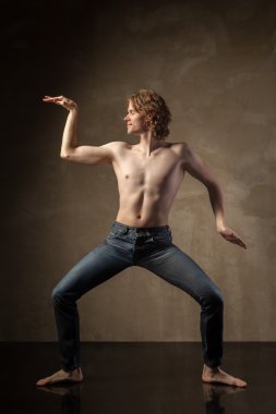 gri zemin üzerine genç ve şık modern dansçı