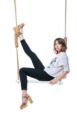 güzel bir kız salıncakta sallanan. izole