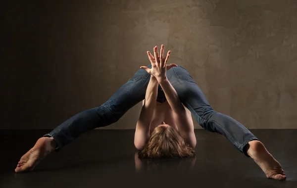 Bailarina moderna joven y elegante sobre fondo gris — Foto de Stock