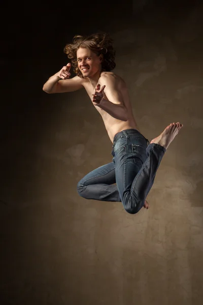 Νέοι και κομψή σύγχρονη χορεύτρια σε γκρι φόντο — Φωτογραφία Αρχείου