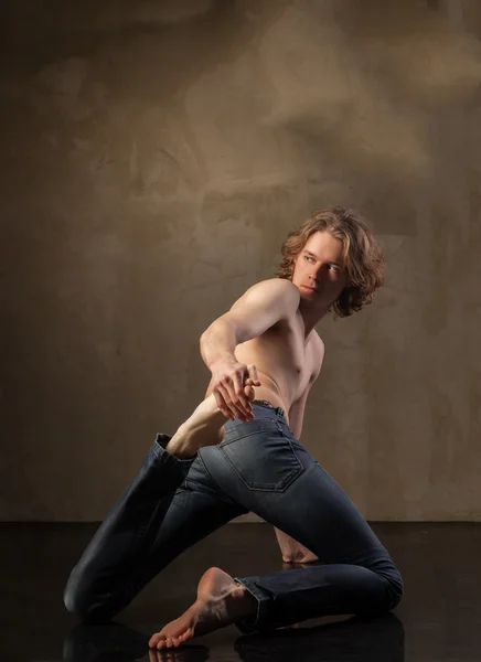 Jeune et élégant danseur moderne sur fond gris — Photo