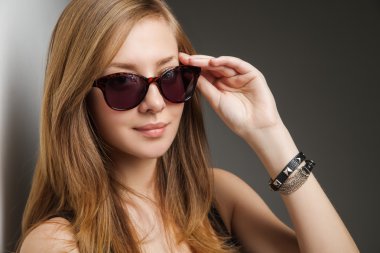 Büyük gözlüklü güzel genç bir manken.