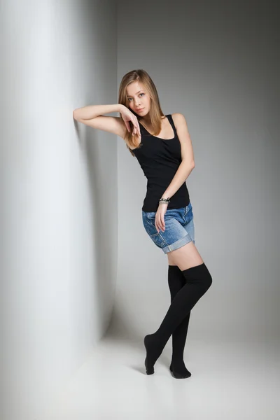 Schöne junge sexy Frau trägt Jeans-Shorts — Stockfoto