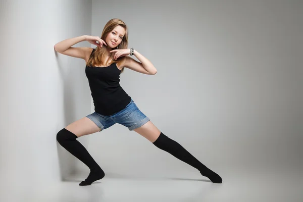Schöne junge sexy Frau trägt Jeans-Shorts — Stockfoto