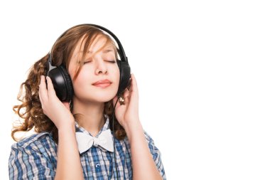 Kulaklıklı kadın müzik dinliyor.
