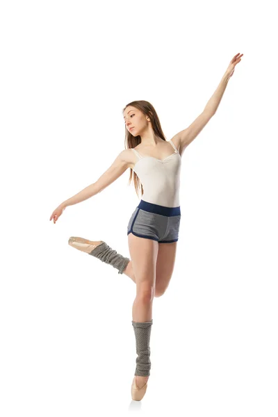 Belle danseuse de ballet posant en studio — Photo