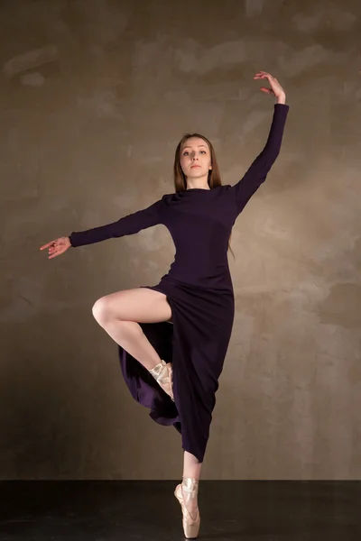 Beautiful ballet dancer posing in studio — Stock Photo, Image