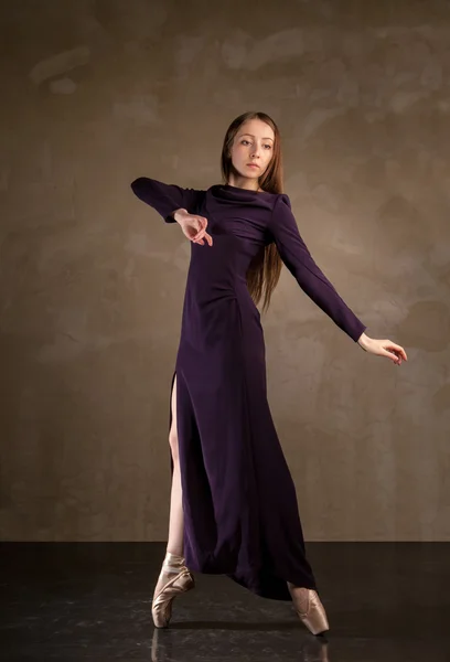 Beautiful ballet dancer posing in studio — Stock Photo, Image