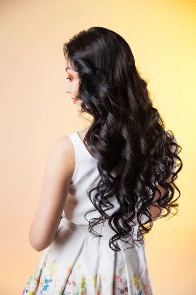 Vlasy. krásná brunetka. zdravé dlouhé vlasy — Stock fotografie