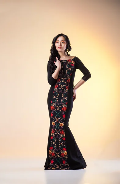 Piękna kobieta modelu pozowanie w elegancka sukienka — Zdjęcie stockowe