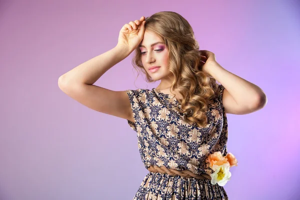 Modelo de moda con flores, look primavera —  Fotos de Stock