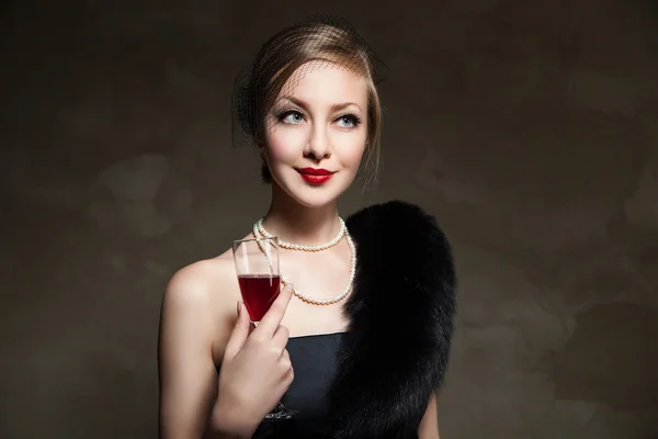 Bella donna con bicchiere di vino rosso. Stile retrò — Foto Stock