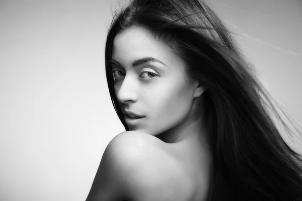 Atractiva mujer sonriente con el pelo largo en gris — Foto de Stock