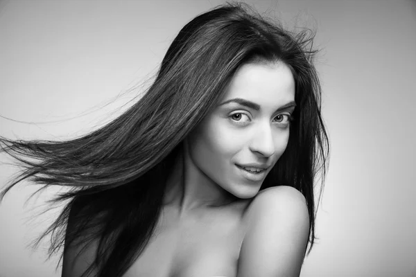 Mulher sorridente atraente com cabelos longos em cinza — Fotografia de Stock