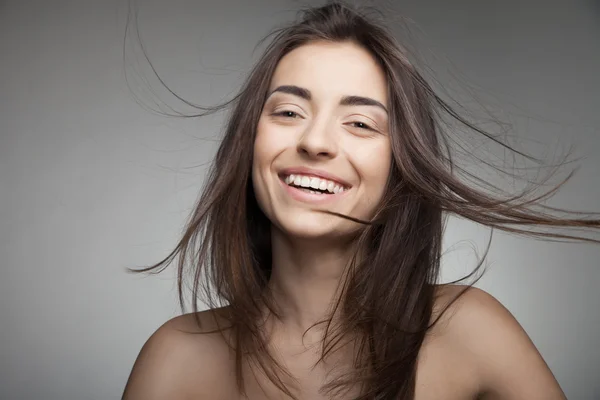 Mujer sonriente con el pelo largo. Blanco y negro —  Fotos de Stock