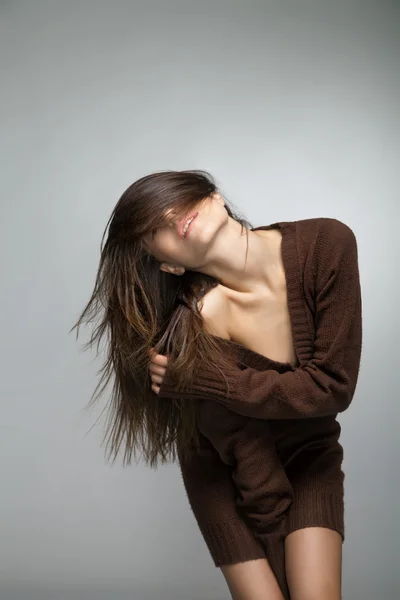 Atractiva mujer sonriente con el pelo largo en gris — Foto de Stock