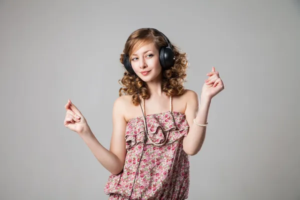 Kvinna med hörlurar lyssna musik Stockbild