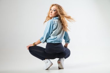 Modern dansçı pozlar studio arka plan önünde