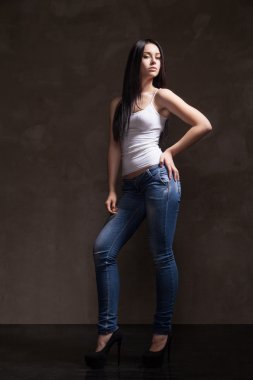 pantolon giymiş seksi kadın modeli