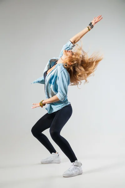 Dançarino moderno posa na frente do fundo do estúdio — Fotografia de Stock