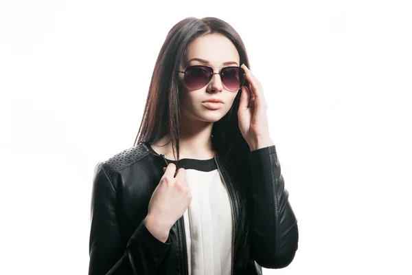 Frau mit Sonnenbrille posiert auf weißem Hintergrund — Stockfoto